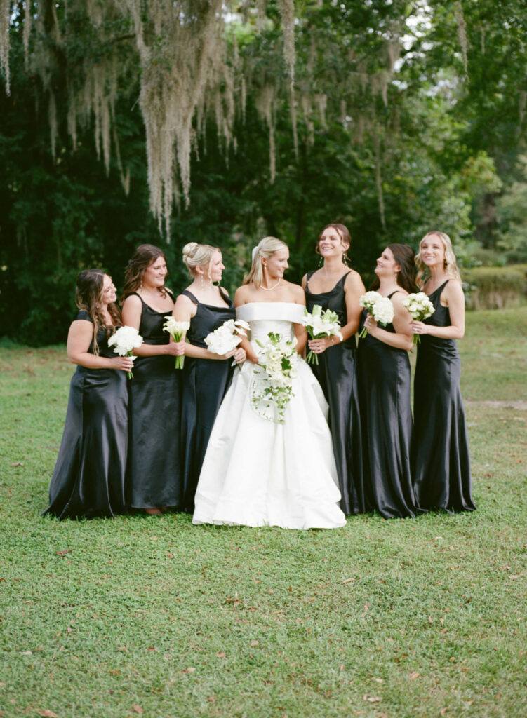 Bridesmaids photos with black bridesmaids dresses and white bouquets