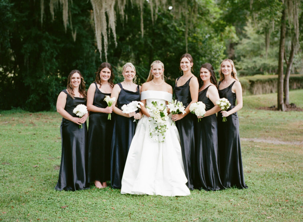 Bridesmaids photos with black bridesmaids dresses and white bouquets